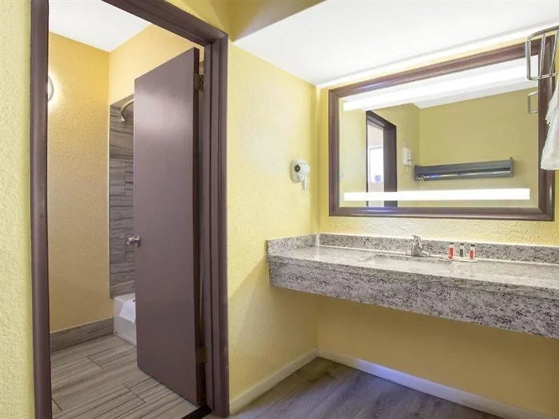 Days Inn By Wyndham Airport - Phoenix Hotel