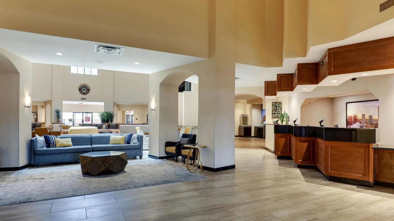 Drury Inn & Suites Phoenix Airport Hotel