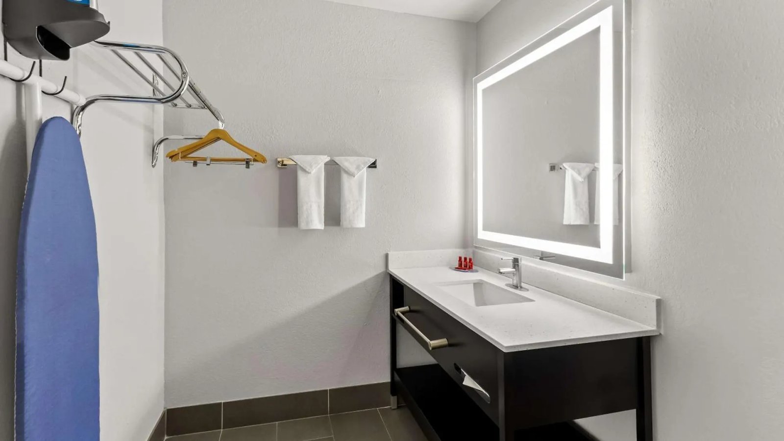 Surestay Hotel By Best Western Phoenix Airport 3*,