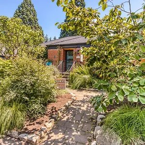 Upscale Ne , Portland United States