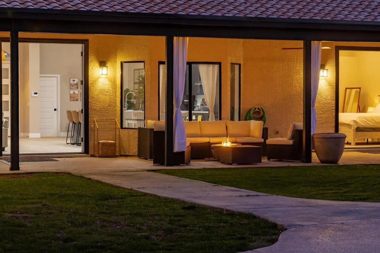 King Bed - High End -Westgate Villa. Avondale